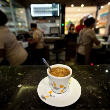 Café, pão de queijo e política no Senadinho