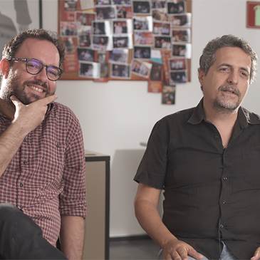 Kleber Mendonça Filho, vencedor do prêmio de Melhor Filme em Língua Não Inglesa no Globo de Ouro 2026 por 