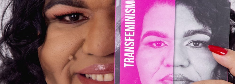 Travesti, negra, gorda, professora universitária e autora do livro “Transfeminismo”.