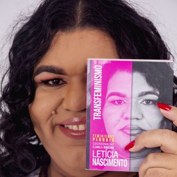 Travesti, negra, gorda, professora universitária e autora do livro “Transfeminismo”.