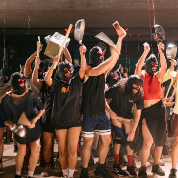 Performance criada pelo coreógrafo piauiense Marcelo Evelin e executada por um coletivo de corpos frenéticos, teve ingressos esgotados e é uma das obras mais comentadas da Bienal de São Paulo 2025