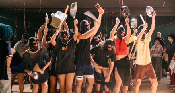 Performance criada pelo coreógrafo piauiense Marcelo Evelin e executada por um coletivo de corpos frenéticos, volta a acontecer em São Paulo