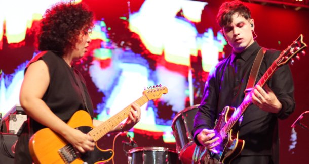 Com repertório quase todo inédito, precisão incomum e identidade cada vez mais definida, banda realiza uma das apresentações mais memoráveis de sua trajetória